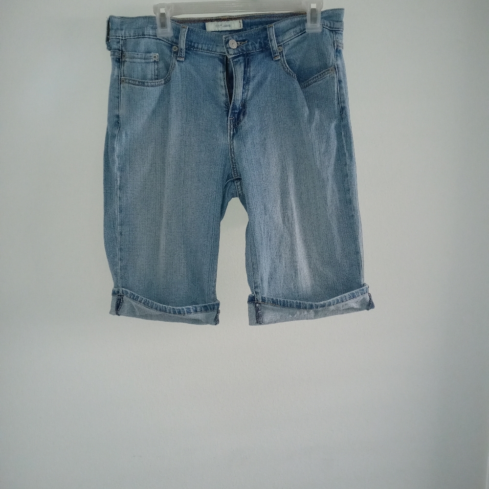 Levi's size 8 Bermuda shorts